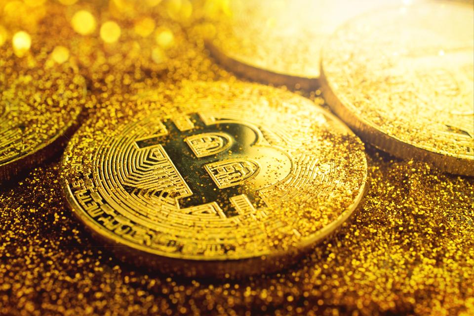 Bitcoin poprvé za rok vyrostl nad 11,7 tisíc USD. Tradeři očekávají 15 000 USD