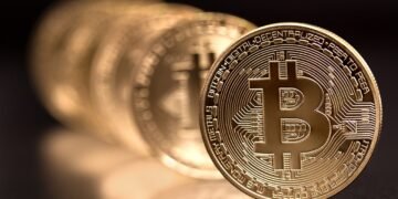 Poplatky za bitcoinové transakce letos klesly o více než 50 %