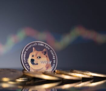 Dogecoin narazil na strop! Co stojí za jeho raketovým růstem?