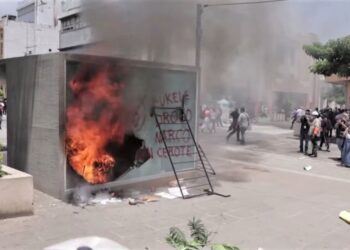 Tisíce lidí v Salvadoru protestovalo proti bitcoinovému zákonu, rozlícený dav zapálil i BTC automat
