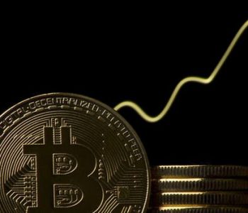 Cena bitcoinu klesla poté, co byly zlikvidovány short pozice v hodnotě 102 milionů USD