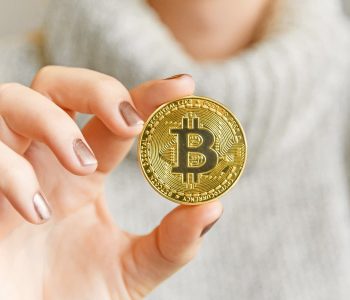 Bitcoin trhá rekordy a roste na 57 000 dolarů! Experti a instituce predikují další vývoj