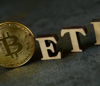 Pokles ceny bitcoinu o 17,5 % má na svědomí odliv kapitálu z bitcoinových ETF