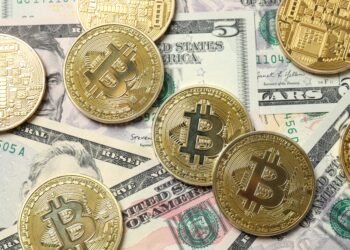 Bitcoin opฤt vรฝraznฤji klesรก